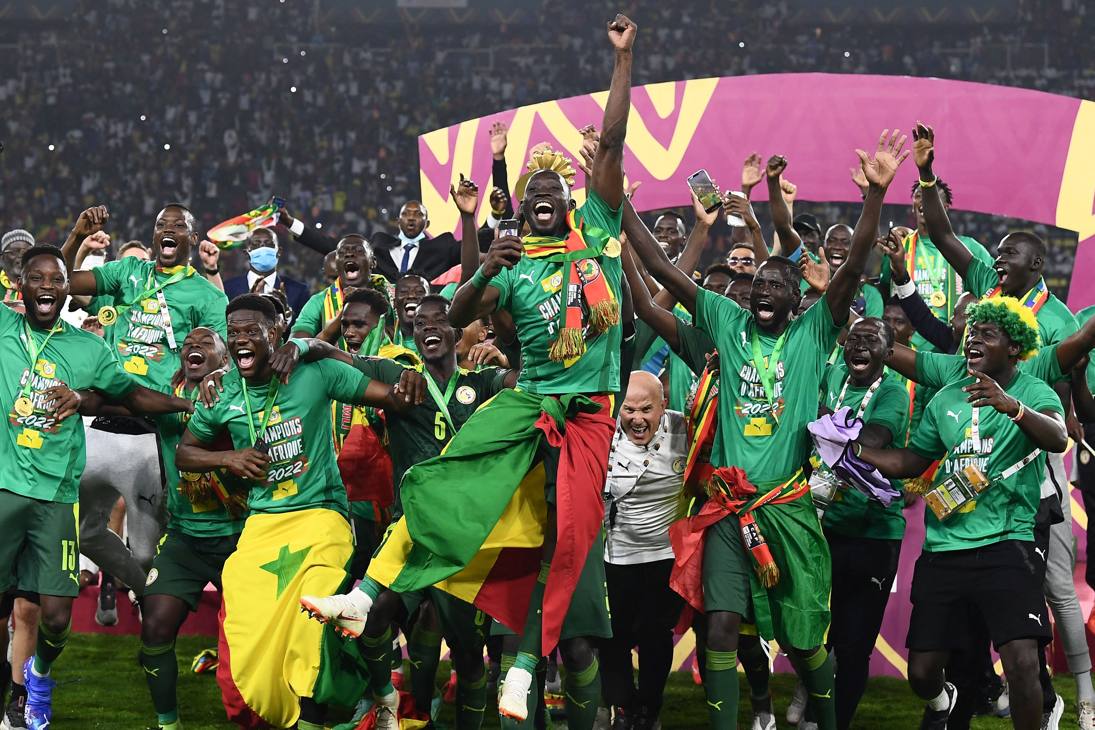  I giocatori del Senegal festeggiano dopo la consegna della Coppa. Afp  