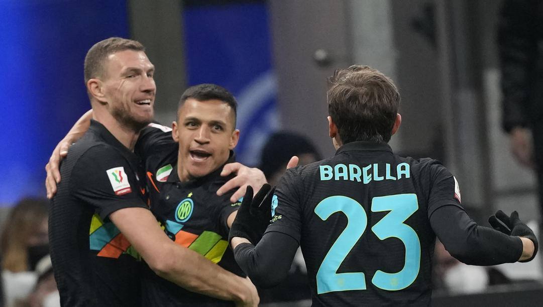 Da sinistra Dzeko festeggia con Sanchez e Barella. Ap 