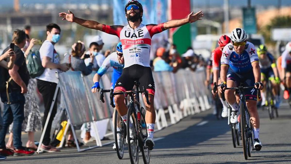 Tour dell’Oman: Gaviria sorprende Cavendish e si prende la prima tappa
