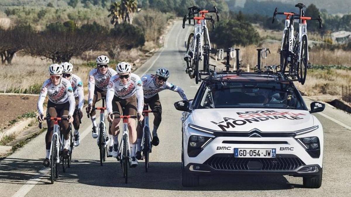 Come pedala la Citroën, una flotta di 26 vetture per il team ciclistico AG2R