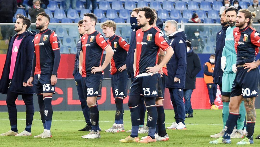 La delusione dei giocatori del Genoa. Lapresse 