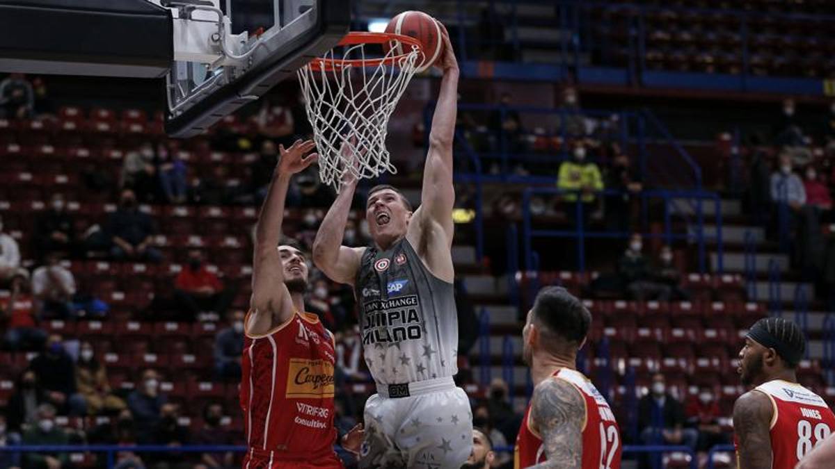 Serie A: Milano travolge Pesaro (+34) e torna sola al comando