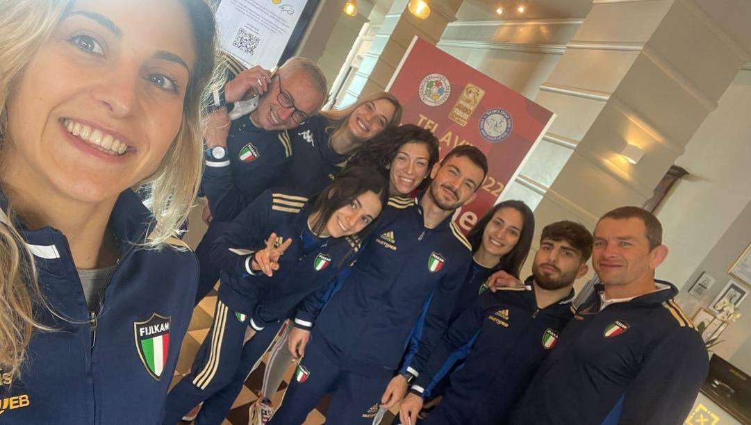 Odette Giuffrida scatta un selfie con la squadra azzurra in partenza per Tel Aviv 