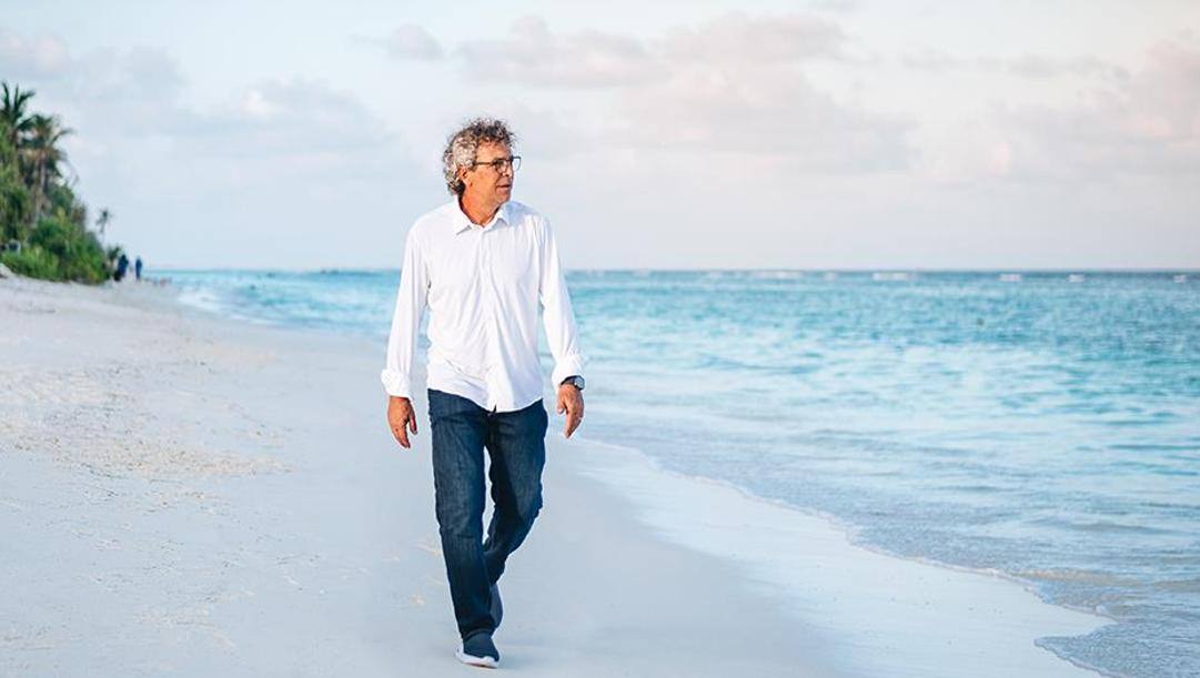 Francesco Moriero in spiaggia alle Maldive 