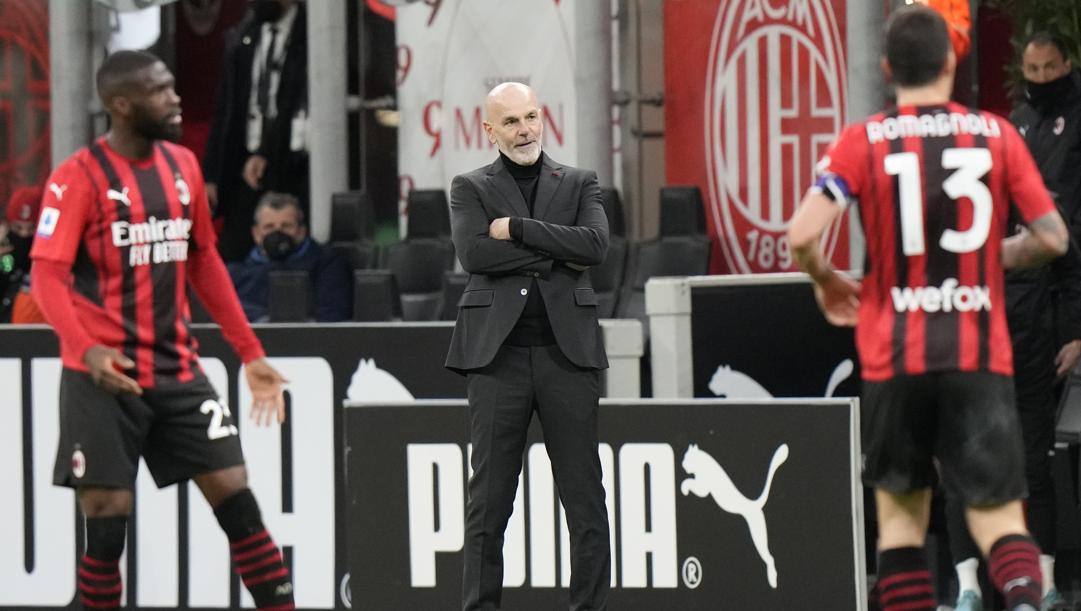 Al centro Stefano Pioli, allenatore del Milan. Ap 