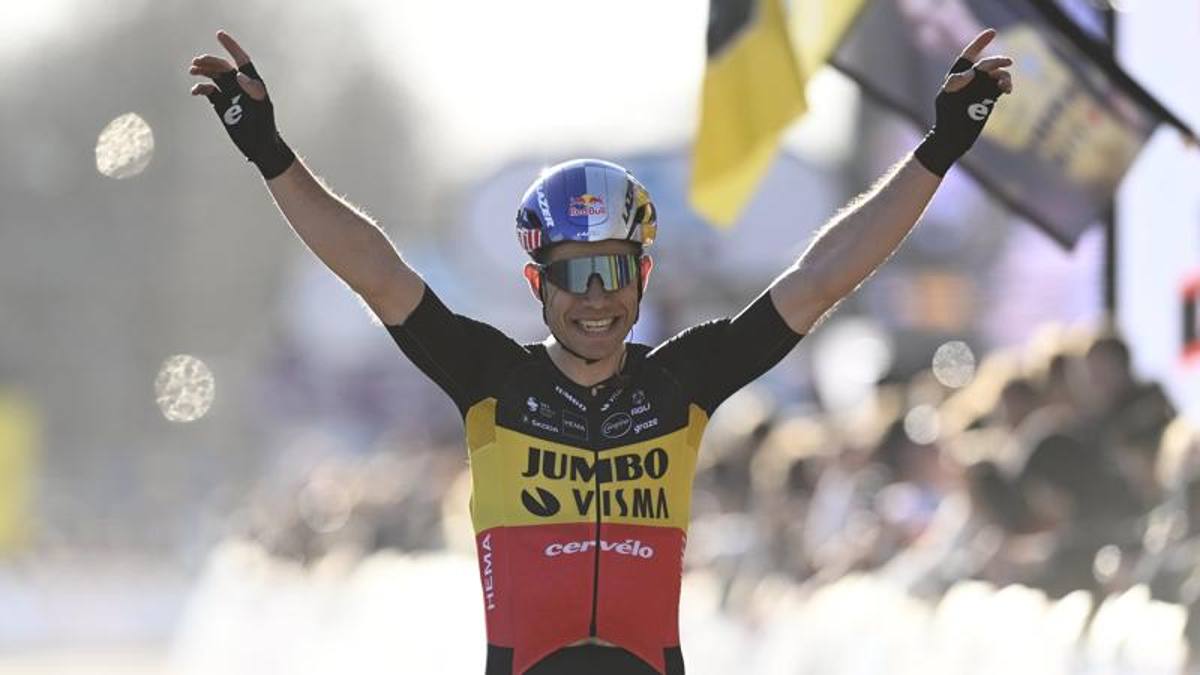 Van Aert trionfa in Belgio, sul pavé della Omloop Het Nieuwsblad. Colbrelli è secondo