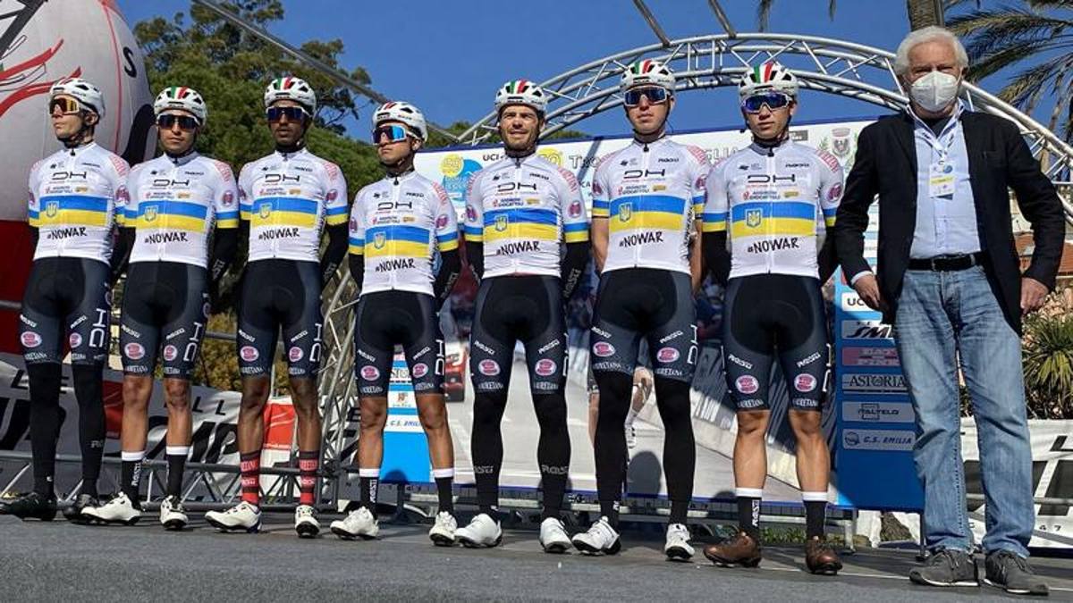 Laigueglia, tutti per Ponomar: il team con la bandiera ucraina e la scritta #NoWar