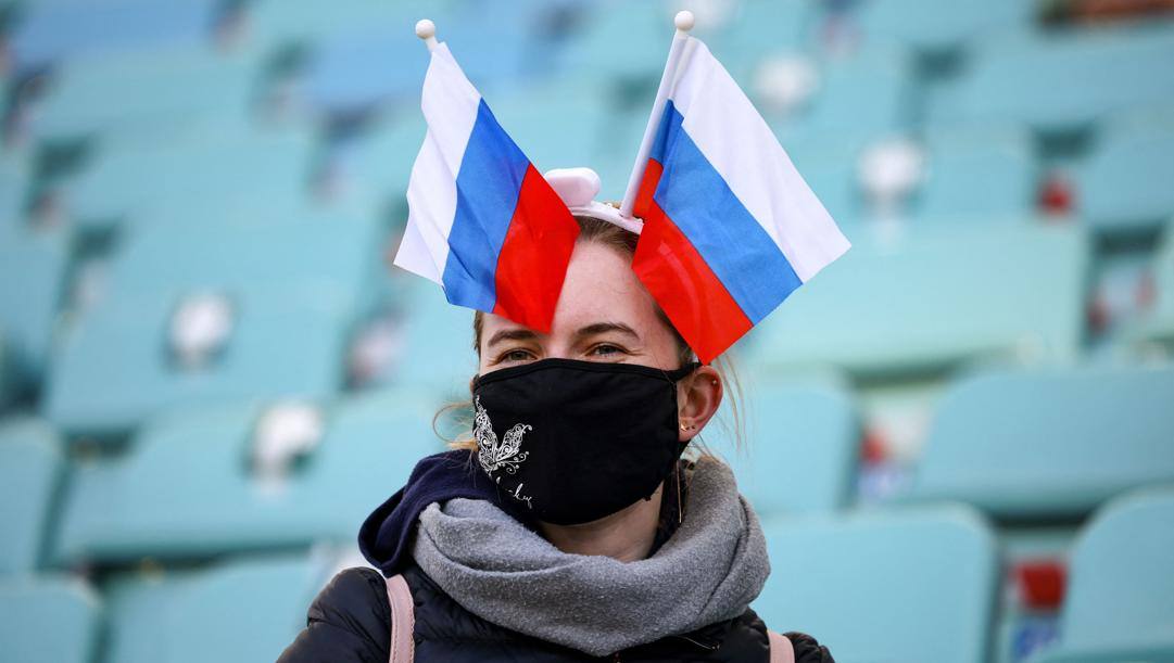 Un tifosa russa nello stadio  di Sochi. Afp 