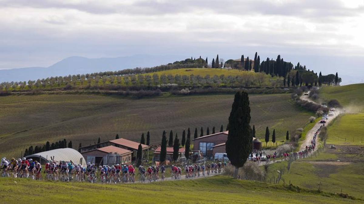 Strade Bianche, il via alle 11.40: quanti campioni sugli sterrati di Siena