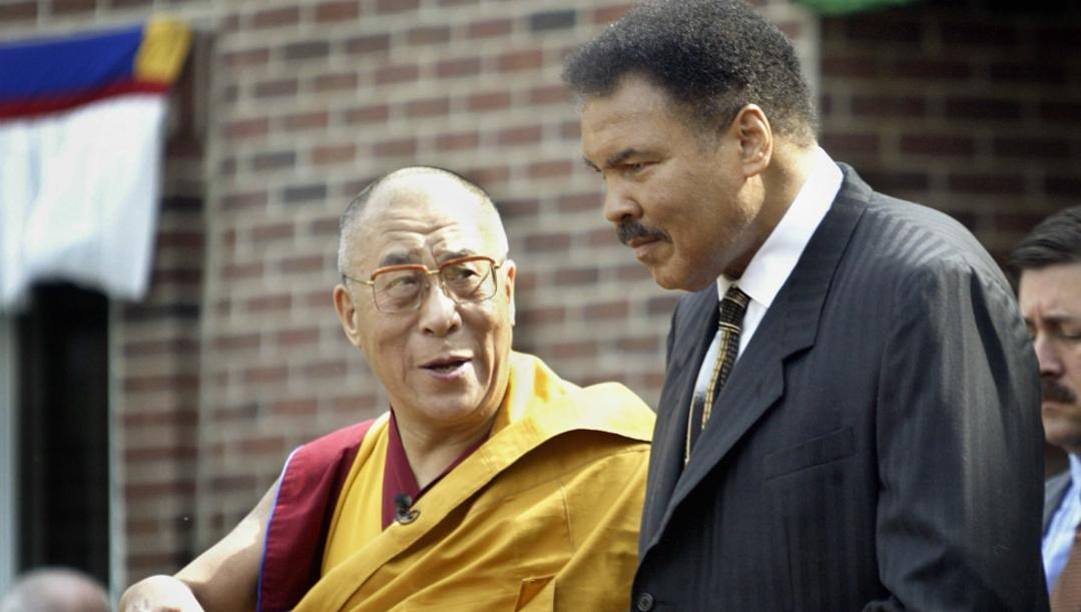 Muhammad Alì con il Dalai Lama nel 2003. Getty 