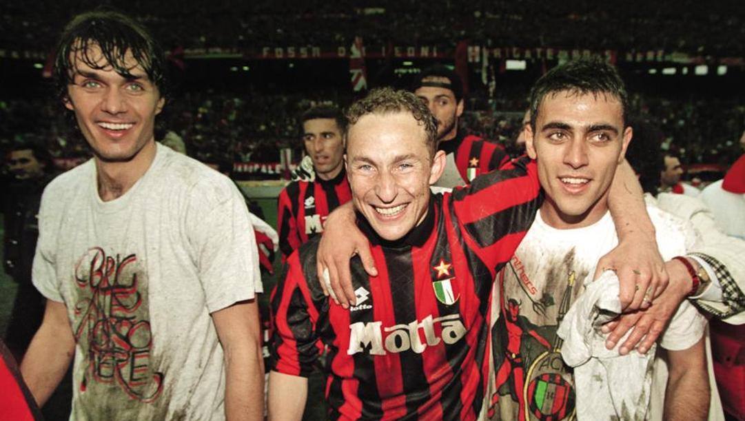 Jean-Pierre Papin tra Paolo Maldini e Angelo Carbone, responsabile settore giovanile Milan, dopo lo scudetto vinto nel 1994. Getty  