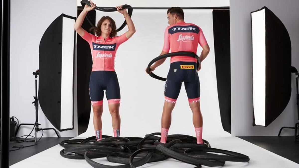 Nello stabilimento Pirelli di Bollate, dove nascono le gomme di Pogacar e della Trek-Segafredo