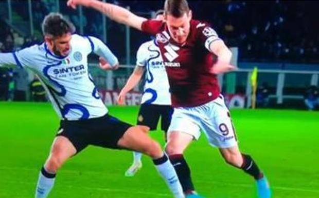 Il fallo di Ranocchia su Belotti. Dazn 