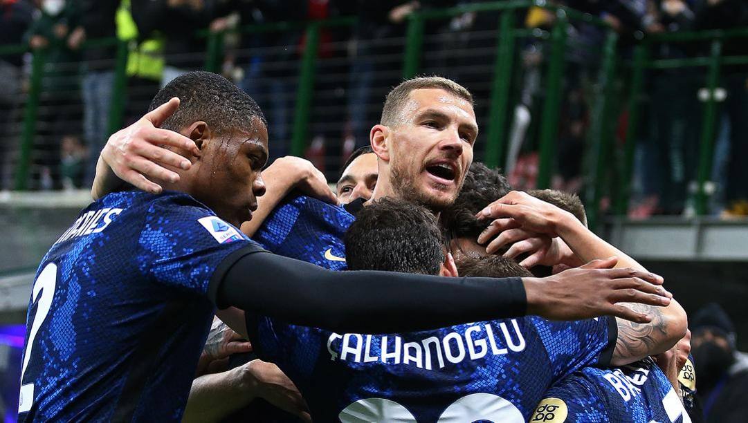 Edin Dzeko, 36 anni oggi, con i compagni dell'Inter. LaPresse 