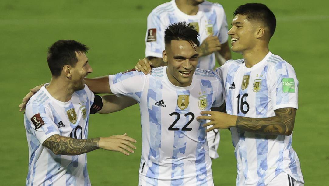 Lautaro con l'Argentina tra Messi e Correa. LaPresse 