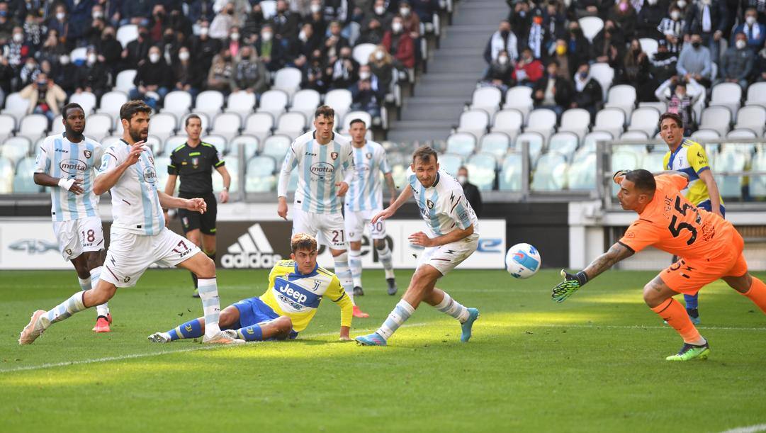 Paulo Dybala circondato dalla difesa della Salernitana. Getty 