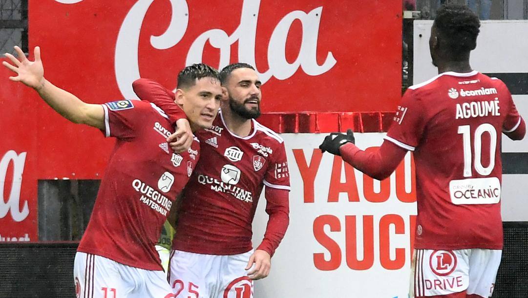 Martin Satriano, a sinistra, esulta per un gol con Lucien Agoumé, a destra. Afp 