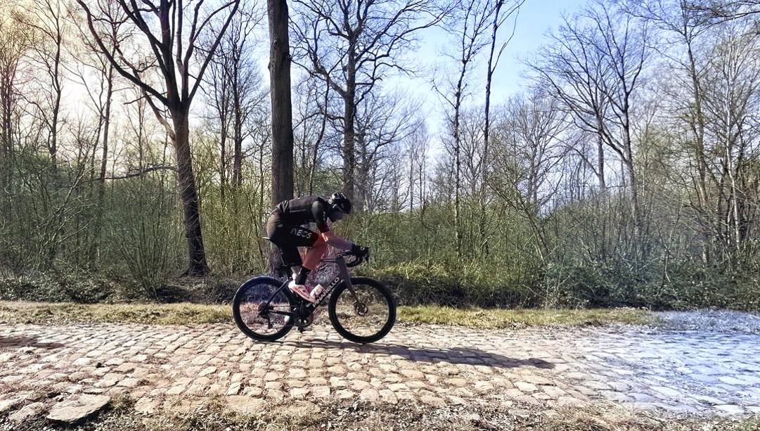 Filippo Ganna, 25 anni, sul pavé del tratto più iconico della Roubaix: la Foresta di Arenberg, 2300 metri di dolore. Diego Costa/Ineos 
