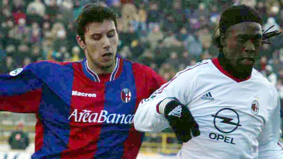 Cristian Zaccardo marca Seedorf in un Bologna-Milan del 2003. Ap 