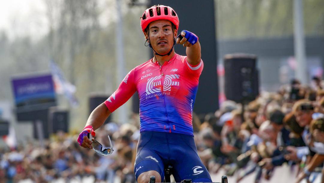 Alberto Bettiol esulta: sua l'ultima vittoria italiana al Fiandre 2019 
