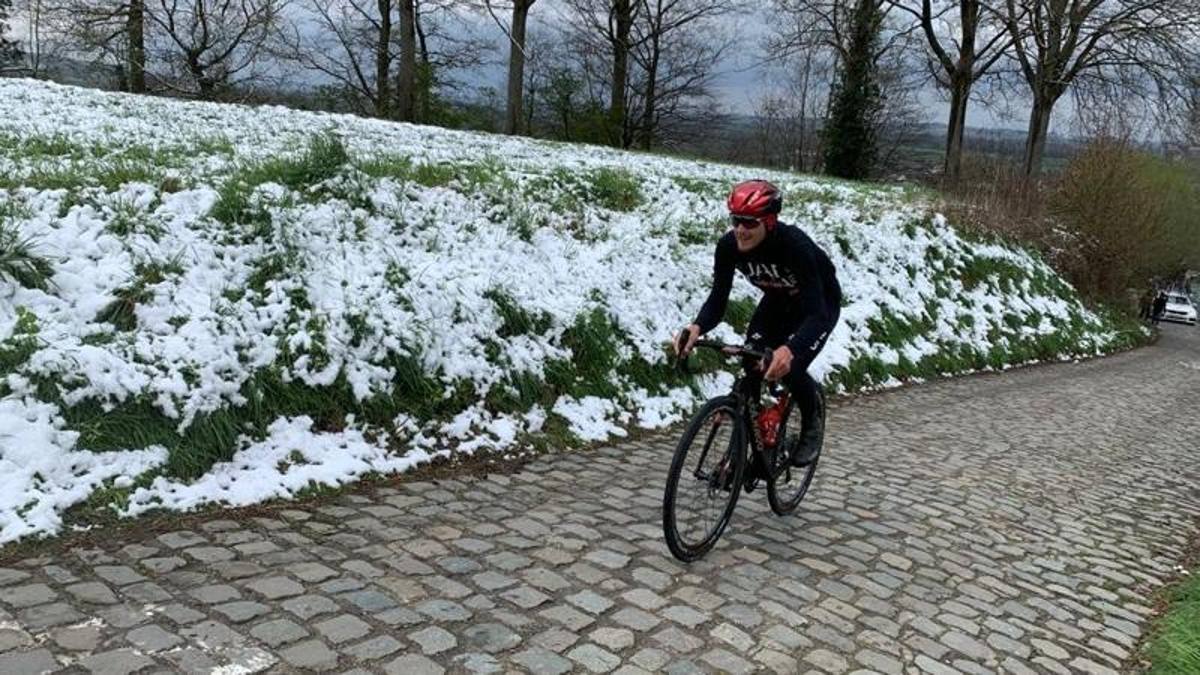 Domenica il Fiandre: la ricognizione di Trentin e Pogacar sotto la neve