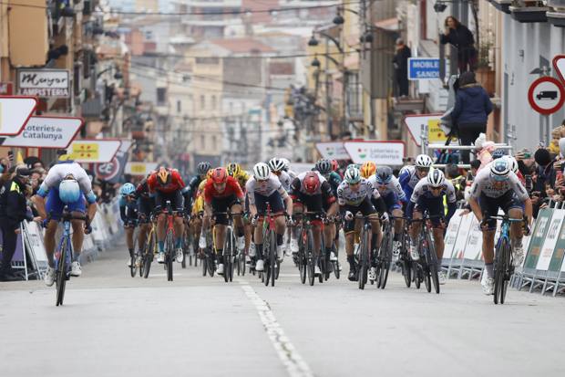 La prima tappa del Giro di Catalogna il 21 marzo: Colbrelli (tutto sulla destra) è secondo alle spalle di Matthews. BETTINI 