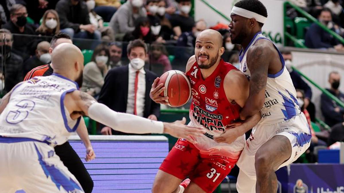 Serie A, Milano perde la testa a Sassari. L'ex Pozzecco si commuove