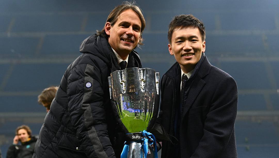 Steven Zhang e Simone Inzaghi con la Supercoppa. Getty 