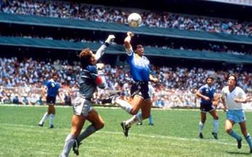 Maradona, la maglia della Mano de Dios e del gol del secolo va all'asta