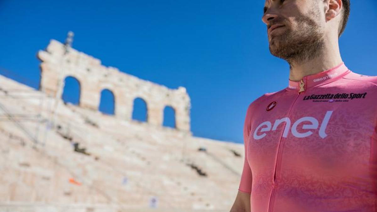La maglia rosa è sostenibile: filati riciclati al 100% e tessuto damascato