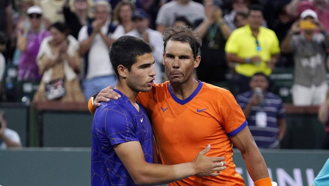 Carlos Alcaraz e Rafa Nadal dopo la finale di Indian Wells. Lapresse 