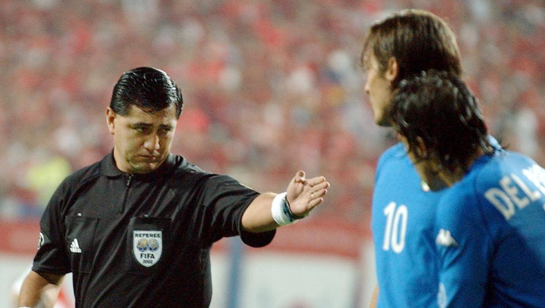 A sinistra Byron Moreno, arbitro di Italia-Corea del Sud al Mondiale 2002. Ap 