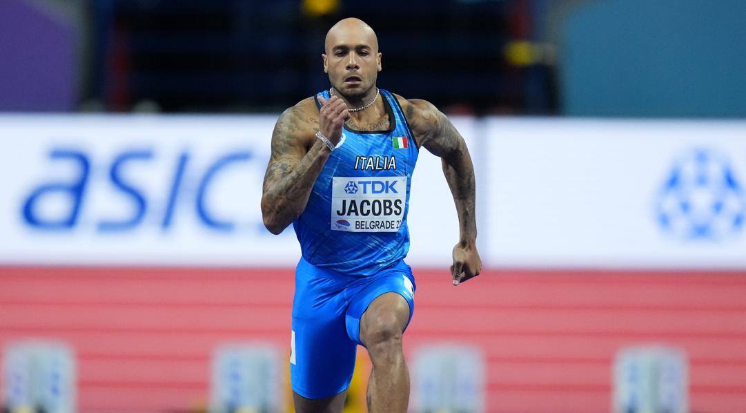 È il 19 marzo: Marcell Jacobs, 27 anni, a Belgrado vince i 60 dei Mondiali al coperto in 6'41, record europeo. Ap 