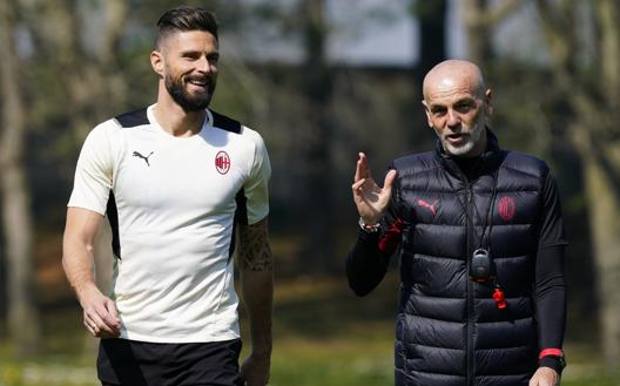 Olivier Giroud, 35 anni, con Stefano Pioli, 56. Getty 