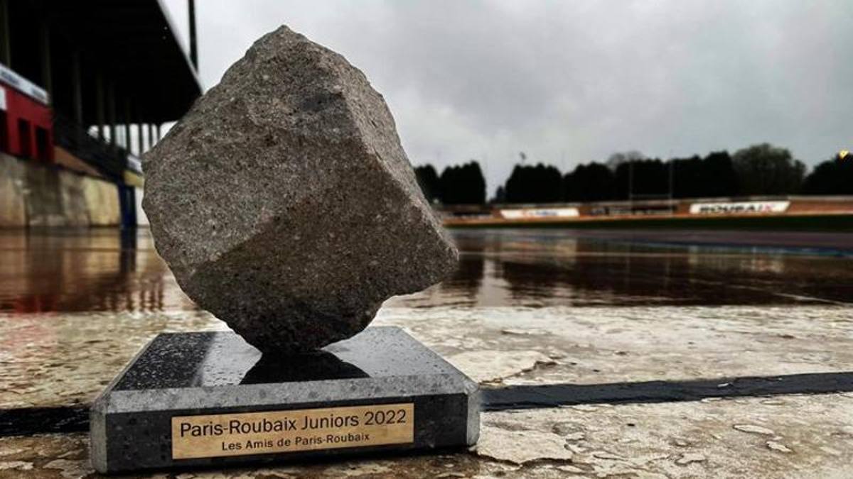 Non solo pietre: ecco come gli angeli della Roubaix curano il tempio del pavé