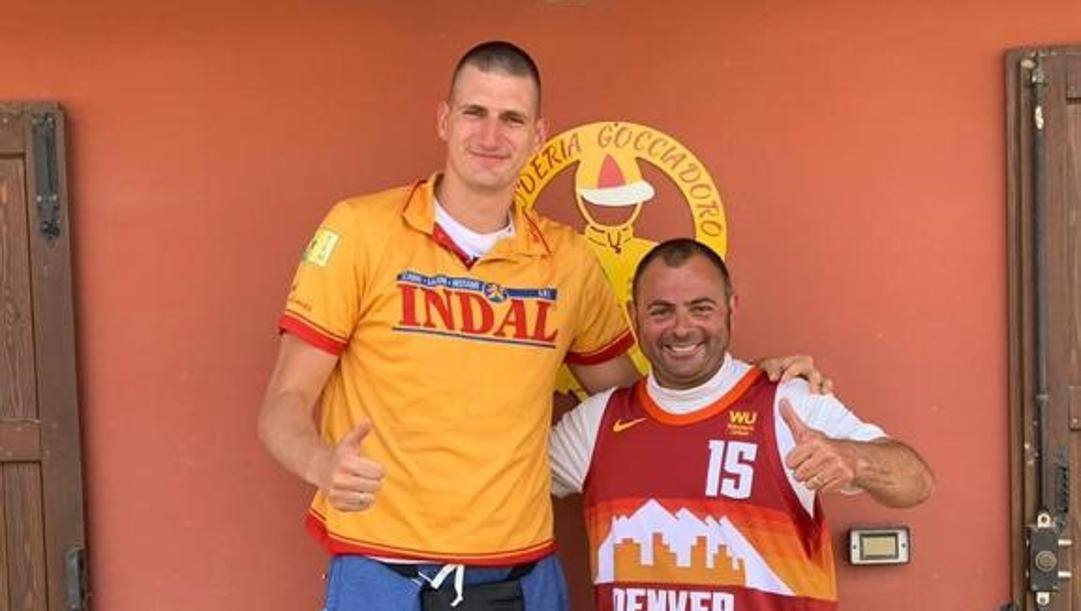 Nikola Jokic con Alessandro Gocciadoro 