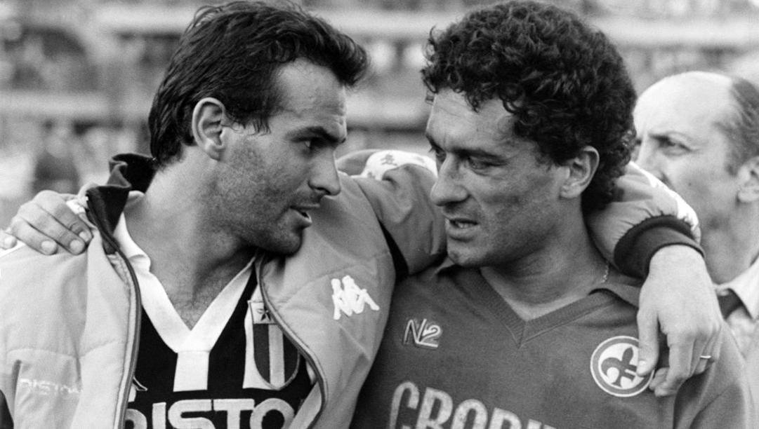 Antonio Cabrini e Claudio Gentile si abbracciano dopo Juve-Fiorentina del 28 aprile 1985. Getty  