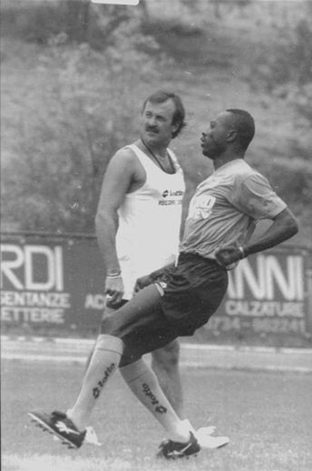 Rincon in allenamento a Napoli nel '94, sotto gli occhi di Guerini. Cuomo 