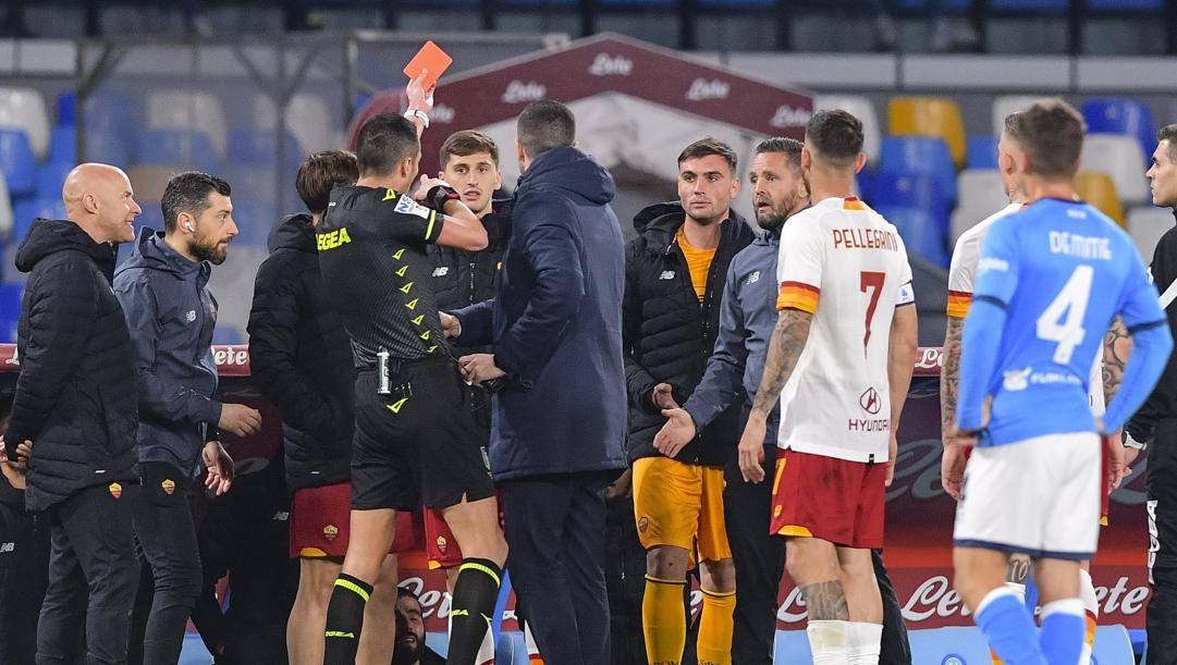 Daniel Fuzato espulso da Di Bello sulla panchina della Roma. Getty 