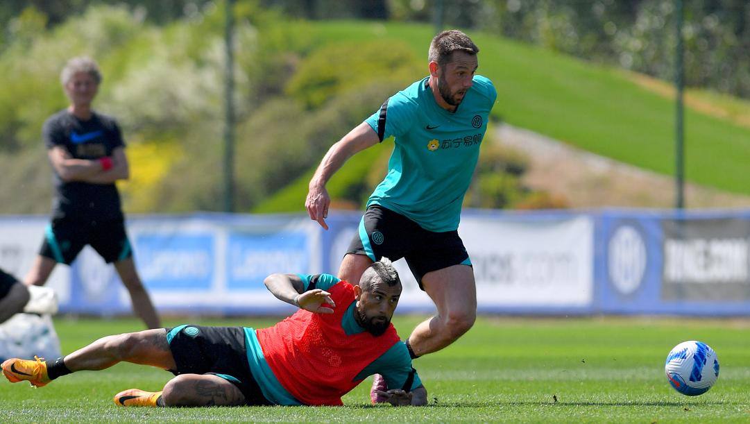 Stefan De Vrij evita la scivolata di Vidal, in allenamento. Getty 