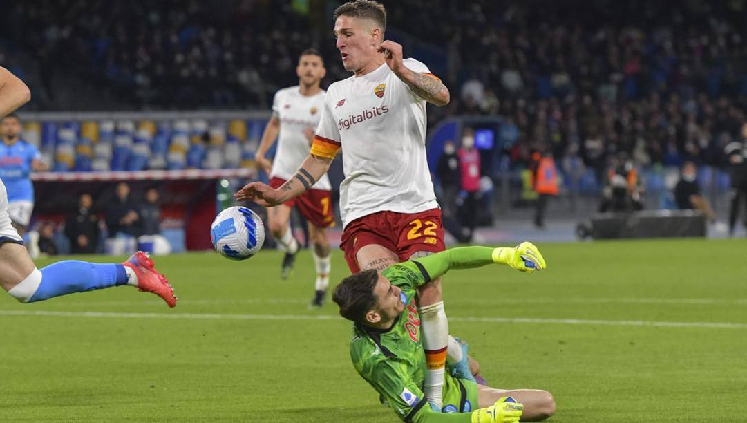 Lo scontro tra Zaniolo e Meret, al 76' di Napoli-Roma. Getty 