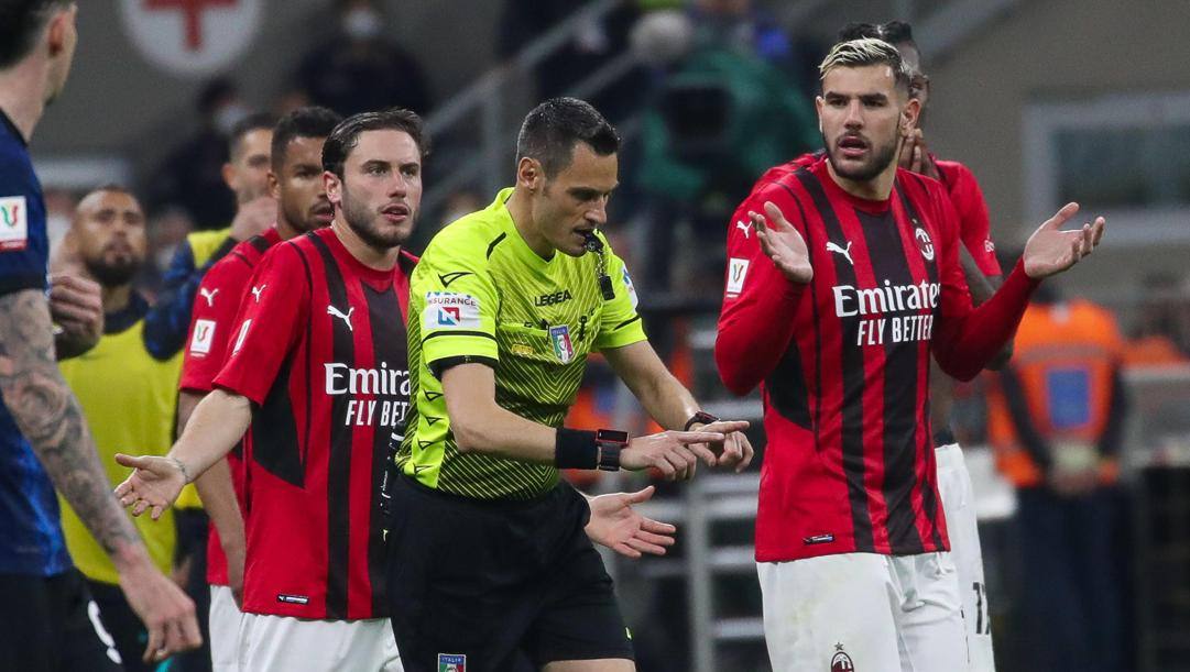 L'arbitro Mariani annulla il gol di Bennacer, sotto lo sguardo incredulo di Calabria ed Hernandez. Ansa 