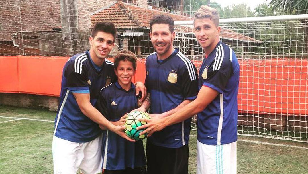 Gianluca, Giuliano e Giovanni Simeone con papà Diego in una foto di qualche anno fa. Da instagram @simeone 