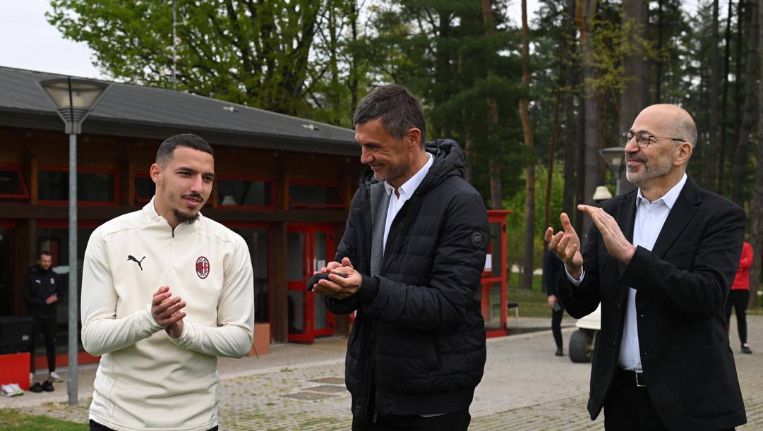 Bennacer premiato da Maldini sotto gli occhi di Gazidis. Getty Images 