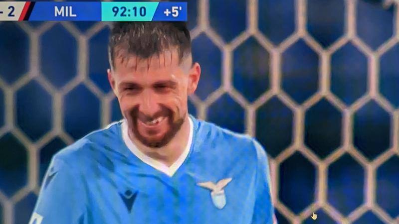 Il “sorriso” di Acerbi dopo il 2-1 del Milan infiamma il web. E Marusic lo affronta a muso duro