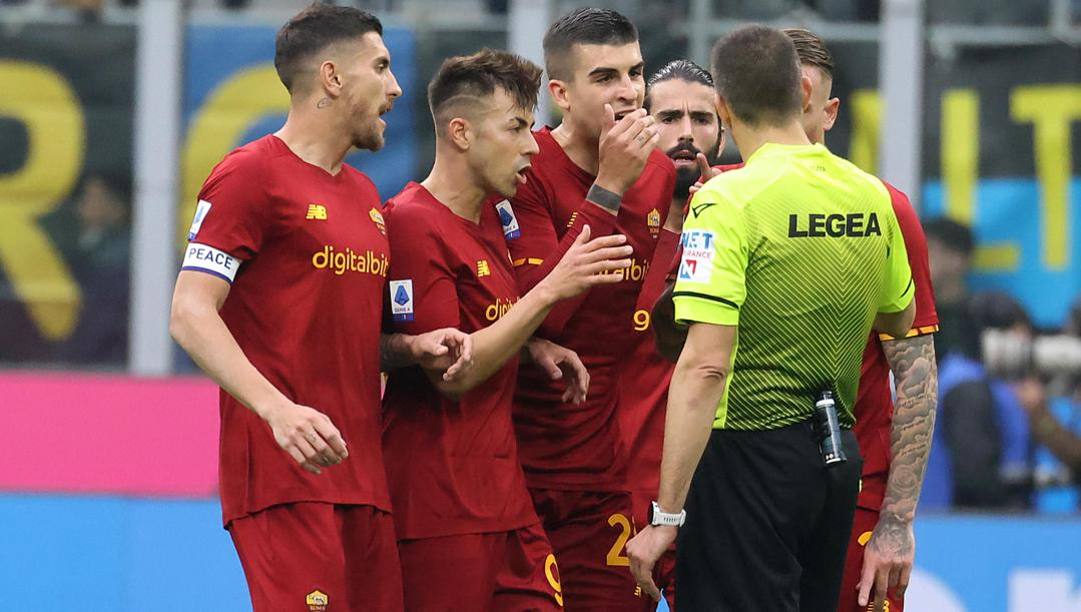 L'arbitro Sozza durante Inter-Roma. Ansa 