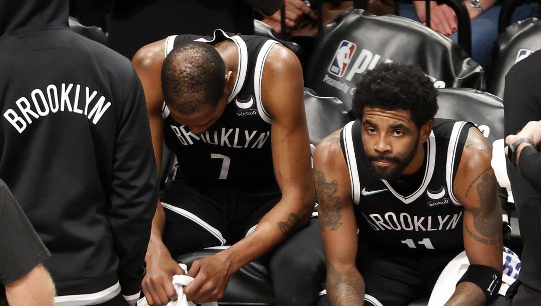 La delusione di Durant e Irving sulla panchina dei Nets. Epa 