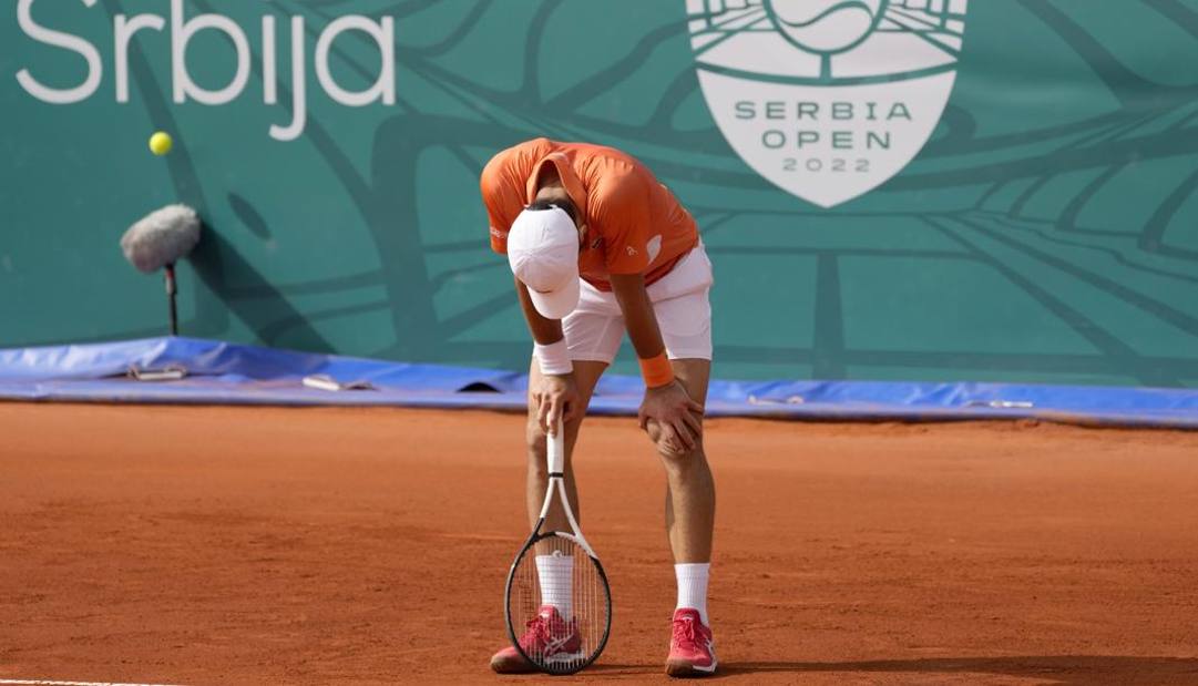 Novak Djokovic piegato sulle ginocchia durante la partita contro Rublev. Ap  
