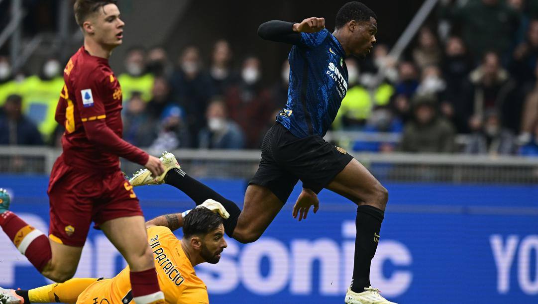 Denzel Dumfries segna il gol dell'1-0 alla Roma. Getty 