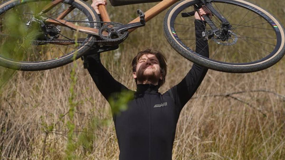 Il giro del mondo con una bici in legno: l'incredibile idea dell'ingegnere Fouarge